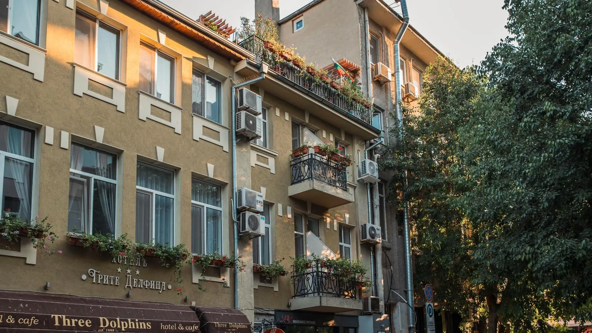 Three Dolphins Hotel With Rooftop Terracе Varna