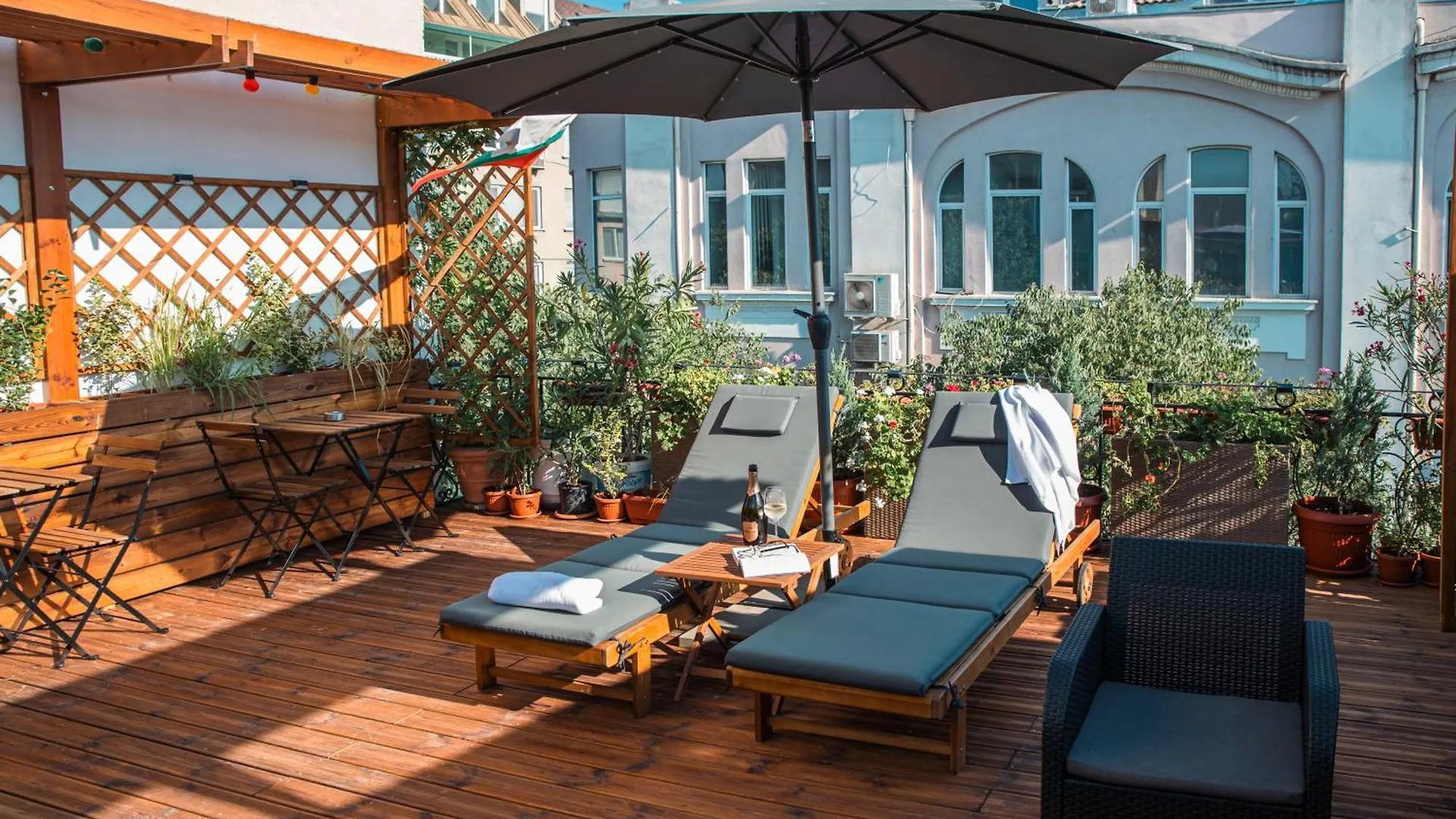 Three Dolphins Hotel With Rooftop Terracе Варна