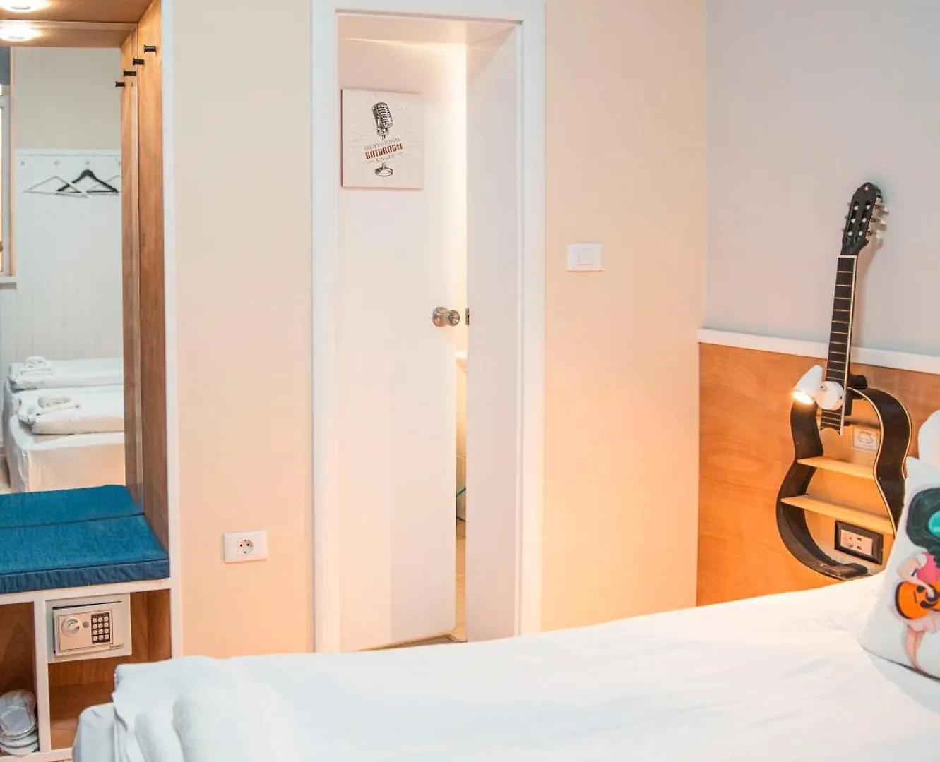Three Dolphins Hotel With Rooftop Terracе Варна